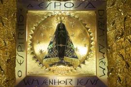 La estatua de la patrona de Brasil, Nuestra Señora de Aparecida, tras cristales dentro de la basílica que lleva su nombre en la localidad de Aparecida, Brasil, 23 de julio de 2013.
