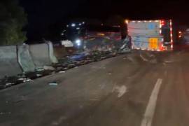 El tractocamión quedó atravesado sobre varios carriles de la carretera 57 tras impactarse contra los muros centrales de contención.