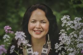 La cantante nativa americana Joanne Shenandoah posa en Nichols Pond, un lugar antiguo en el pueblo indígena de Oneida cerca de Canastota, Nueva York, el 12 de junio de 1996. AP/Michael Okoniewski