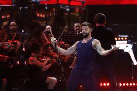 El cantante celebra 26 años de su histórica presentación en los premios de 1999.