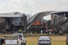 Peritos de la Fiscalía General de Justicia del Estado de México (FGJEM) continúan con las diligencias de investigación en la zona donde se registró la caída de una aeronave procedente de Acapulco, al mediodía del lunes, en la que murieron los 10 ocupantes, en San Pedro Totoltepec. El lugar continúa acordonado por el Ejército, la Policía Estatal, la FGJEM y personal del Servicio de Urgencias del Estado de México (SUEM).