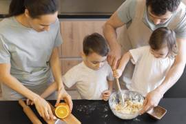 Cocinar juntos, padres e hijos, implica para los niños organizarse, resolver pequeños problemas, seguir instrucciones, trabajar en equipo y desarrollar autonomía.