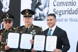 Omar García Harfuch y Ricardo Trevilla sostienen el convenio firmado entre la SSPC y la Defensa.