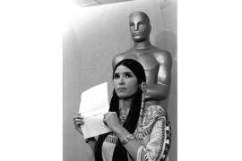 Sacheen Littlefeather aparece en la ceremonia de los Premios de la Academia para anunciar que Marlon Brando rechazó su Oscar como mejor actor por su papel en “El Padrino”, el 27 de marzo de 1973.