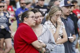 La gente se reúne durante una vigilia por las víctimas de un tiroteo escolar que tuvo lugar hoy en la escuela secundaria Apalachee en Winder, Georgia.