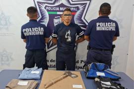 La intervención se originó tras reportes en redes sociales sobre daños a un vehículo con un hacha; el sujeto se había dado a la fuga. FOTO: CORTESÍA