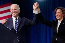 El presidente Joe Biden y la vicepresidenta Kamala Harris suben al escenario en la reunión de invierno del Comité Nacional Demócrata, el 3 de febrero de 2023, en Filadelfia