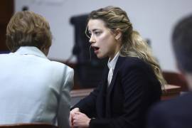 La actriz Amber Heard habla con su abogada en la corte de circuito del condado de Fairfax en Fairfax, Virginia.