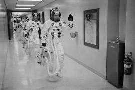 21/12/1968. El coronel Frank Borman, comandante del Apolo 8, encabeza la marcha junto a sus compañeros astronautas, el capitán James A. Lovell Jr y el mayor William A. Anders en el Centro Espacial Kennedy.