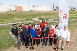 Representantes de Arca Continental, Coca-Cola México y autoridades locales durante la instalación de los dispositivos flotantes en el Río Bravo, símbolo de cooperación binacional. FOTO: CORTESÍA