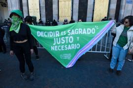 Mujeres integrantes de la Marea Verde se encuentran a las afueras de la Cámara de Diputados local en espera de la sesión deliberante para aprobar la Despenalización del Aborto en el Estado de México.