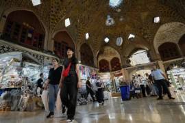 Tras años de sufrir las sanciones occidentales, Dubái sirvió esencialmente como ventana de Irán al mundo, con comerciantes que compraban y reexportaban bienes de consumo, alimentos y equipos industriales a Irán.