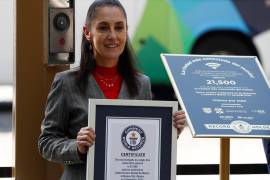 La jefa de gobierno de la Ciudad de México, Claudia Sheinbaum, muestra el certificado de Récord Guinness conseguido por la Ciudad de México al convertirse en “la ciudad más conectada del mundo” en Ciudad de México. EFE/Mario Guzmán