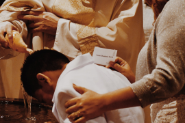 En el caso de niños o adolescentes con problemáticas de naturaleza transexual, si están bien preparados y dispuestos, pueden recibir el bautismo.