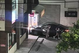 La escena captada por una cámara de seguridad muestra el momento en que un vehículo negro Hyundai Elantra colisiona contra un negocio local en la noche del martes 18 de junio, aproximadamente a las 23:40 horas.