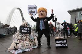 Activistas asisten a una manifestación durante la Cumbre del Clima de la ONU COP26 en Glasgow, Escocia. EFE/EPA/Robert Perry
