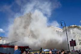 La Torre dei Conti medieval está envuelta en una nube de escombros tras un segundo derrumbe en Roma, Italia.