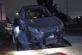 Camioneta Nissan Frontier quedó dañada tras impactar de frente contra el poste de concreto.