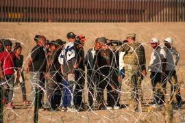 Greg Abbott, gobernador de Texas, aseguró que las detenciones a migrantes continuarán, a pesar de que la Ley SB4 está suspendida por un periodo de tiempo.