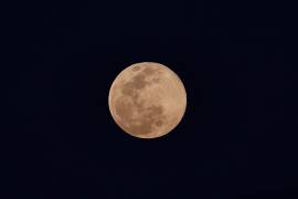 ‘Luna rosa’ ilumina el cielo de Saltillo