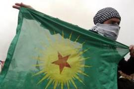Un kurdo sostiene la bandera del Partido de los Trabajadores de Kurdistán (PKK).