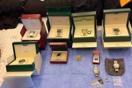 Las autoridades aseguraron armas, teléfonos celulares, computadoras, dinero, joyería y documentación.