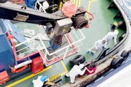 El lunes 4 de mayo de 2026, trabajadores sanitarios desembarcan del MV Hondius, un crucero con bandera holandesa que transporta a casi 150 personas, mientras permanece frente a las costas de Cabo Verde.