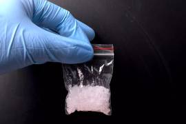 Esta droga es conocida como cristal, crico, azul, hielo, Angela, meta, ice, speed, entre otros y su presencia en México ha aumentado desde 2018