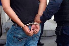 Los oficiales arrestaron a Erick “N”, de 50 años de edad, quien se identificó como capitán segundo de la Fuerza Aérea Mexicana