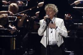 En esta foto de archivo del 18 de febrero de 2020, Rod Stewart se presenta en el escenario de los Brit Awards 2020 en Londres. AP/Joel C Ryan/Invision