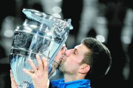 Djokovic recibió el trofeo como el mejor jugador del año en la ATP durante la Copa Masters.