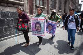 Padres y madres de los 43 normalistas de Ayotzinapa rechazaron información sobre supuestas bolsas con restos humanos y un crematorio clandestino.
