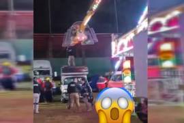 Falla en juego mecánico deja atrapadas a 8 personas en el aire (VIDEO)