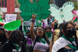 Una mujer sostiene un cartel en defensa del aborto mientras manifestantes protestan frente al Congreso en el “Día por la Despenalización del Aborto en América Latina y el Caribe”, en Ciudad de México.