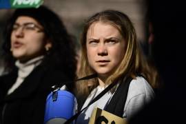 La activista climática sueca Greta Thunberg (centro), junto con otros activistas y estudiantes, participa en una huelga escolar de Fridays For Future por el clima y la justicia social en Estocolmo, Suecia.