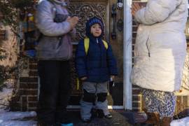 Giancarlo, de 10 años (izquierda), y Yair, de 3, rezan con su madre (derecha), justo antes de que pasen a buscar a Giancarlo para ir a la escuela, El 3 de febrero de 2026, en Minneapolis.