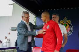 Previo al anuncio, Aguirre visitó a los jugadores de Chivas, donde interactuó con el Chicharito.