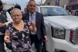 Carlota “N”, conocida en redes sociales como Doña Carlota, quien fue sentenciada por el asesinato de dos hombres a quienes acusó de haberla despojado de un inmueble, abandonó esta tarde el Penal de Chalco.