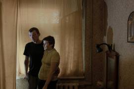 Roman y Viktoriya Volodin, los padres biológicos de Anastasiya y Mykola Volodin en su casa en Kherson, Ucrania, el 13 de agosto de 2023.