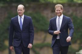 William y Harry durante la develación de la estatua de su madre, Lady Diana; el menor insinuó que la Familia Real estaba dispuesta a mentir para proteger a su hermano mayor.