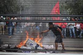 Maestros de la CNTE se manifiestan en las inmediaciones del Instituto Nacional Electoral (INE) quemando a la entrada mantas propagandista de candidatos.