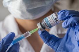 La Secretaría de Salud mantiene activa la aplicación gratuita de la vacuna contra la influenza y la COVID-19 en hospitales públicos de Coahuila, como medida clave para reducir complicaciones graves y defunciones durante la temporada invernal.