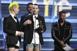 Twenty One Pilots recibe premio en calzones durante el Grammy