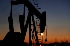 En esta imagen del 18 de enero de 2016, una bomba petrolera al amanecer en el yacimiento petrolero de Sakhir, Bahrein.