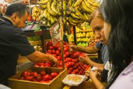 La presidenta Claudia Sheinbaum aseguró que el aumento en precios de productos básicos como el jitomate y el limón no está relacionado con el incremento al salario mínimo.