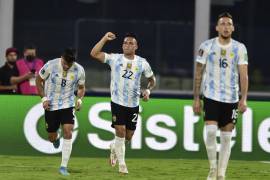 Lautaro (al centro) celebra tras anotar un gol para Argentina en el partido contra Colombia por las eliminatorias del Mundial.