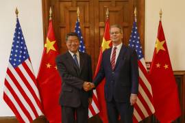 El Secretario del Tesoro de EU, Scott Bessent en su reunión con el viceprimer ministro chino chino He Lifeng en Madrid. Bessent, dio a conocer que se logró un acuerdo para que TikTok pase a control estadounidense.