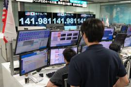 La Bolsa de Tokio se desplomó más de un 12.40 por ciento, hasta los 4, 451.28 puntos, marcando su mayor pérdida de la historia para cerrar en 31,156.12.