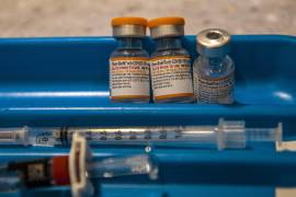 Frascos de la vacuna contra el COVID-19 de Pfizer-BioNTech en una clínica pediátrica móvil en Miami, el 17 de junio de 2022. El panel asesor de los CDC manifestó su preocupación de que los frascos de las vacunas de Pfizer-BioNTech debían tener sus etiquetas actualizadas para reflejar las nuevas normas.