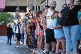 Personas hacen fila en una calle del barrio Constitución en Buenos Aires. Argentina afronta una fuerte ola de calor que, como cada verano, se traduce en un incremento sustancial de consumo eléctrico, con el consecuente riesgo de cortes masivos en el suministro.